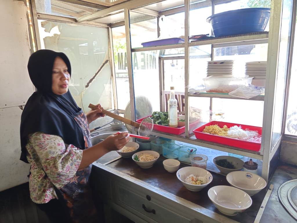 Semangkuk bakso daging sapi murni dari Warung Enggal Raos di Ngadirojo, Pacitan.