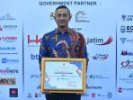 Gubernur Jawa Timur Khofifah Indar Parawansa menyerahkan piagam penghargaan 'Terbaik I Program Penanganan Kawasan Kumuh Terpadu dan Terintegrasi' kepada Bupati Pacitan Indrata Nur Bayuaji