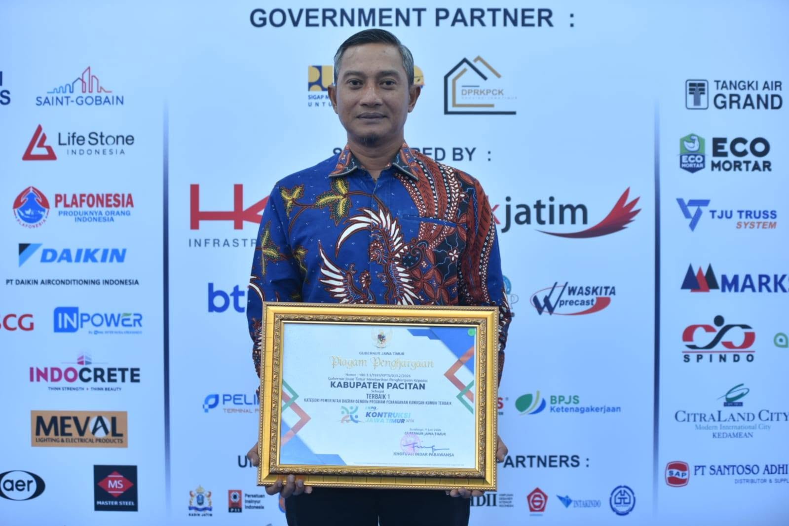 Gubernur Jawa Timur Khofifah Indar Parawansa menyerahkan piagam penghargaan 'Terbaik I Program Penanganan Kawasan Kumuh Terpadu dan Terintegrasi' kepada Bupati Pacitan Indrata Nur Bayuaji