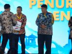 Bupati Pacitan Indrata Nur Bayuaji menerima penghargaan Apresiasi Pemda Berprestasi 2026 dari Menko Polkam Jamari Chaniago.