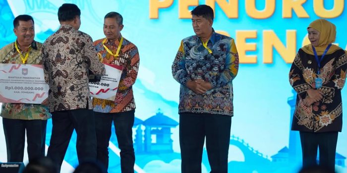 Bupati Pacitan Indrata Nur Bayuaji menerima penghargaan Apresiasi Pemda Berprestasi 2026 dari Menko Polkam Jamari Chaniago.