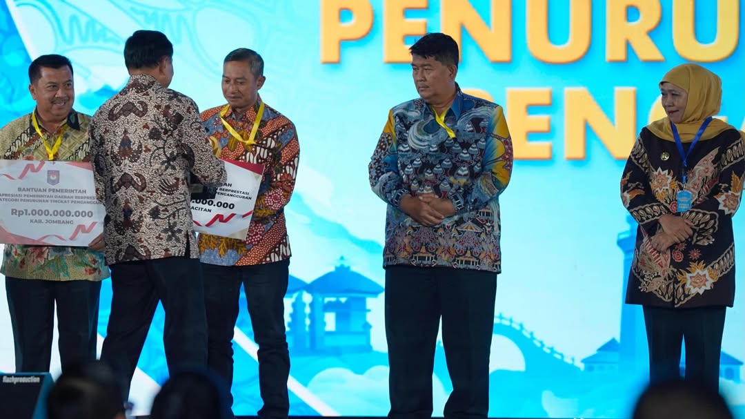 Bupati Pacitan Indrata Nur Bayuaji menerima penghargaan Apresiasi Pemda Berprestasi 2026 dari Menko Polkam Jamari Chaniago.