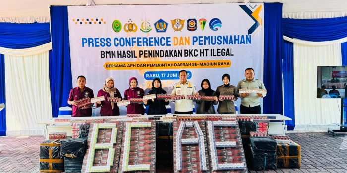 Kepala Kantor Bea Cukai Madiun Heru Djatmika Sunindya memberikan keterangan pers terkait penerimaan negara.