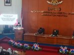 DPRD Pacitan Bahas Raperda Pilkades 2026 Anggota DPRD Kabupaten Pacitan Pujo Hartono saat memberikan pandangan fraksi terkait Raperda Pilkades 2026.
