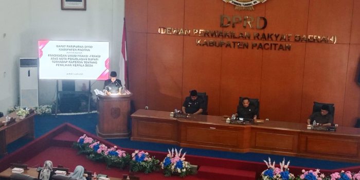 Anggota DPRD Kabupaten Pacitan Pujo Hartono saat memberikan pandangan fraksi terkait Raperda Pilkades 2026.