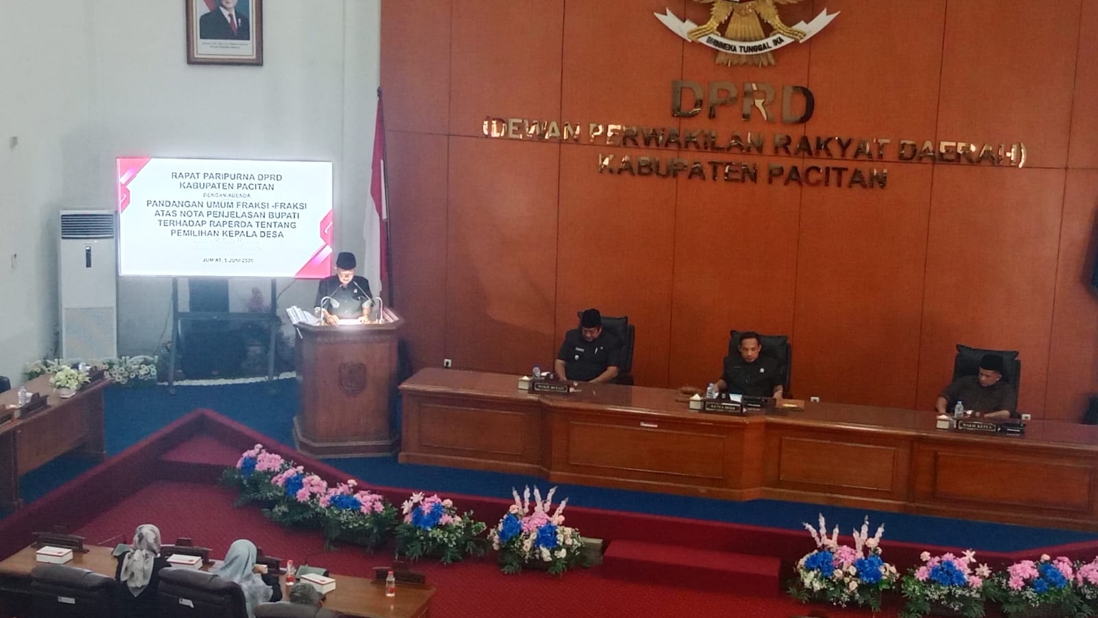 DPRD Pacitan Bahas Raperda Pilkades 2026 Anggota DPRD Kabupaten Pacitan Pujo Hartono saat memberikan pandangan fraksi terkait Raperda Pilkades 2026.