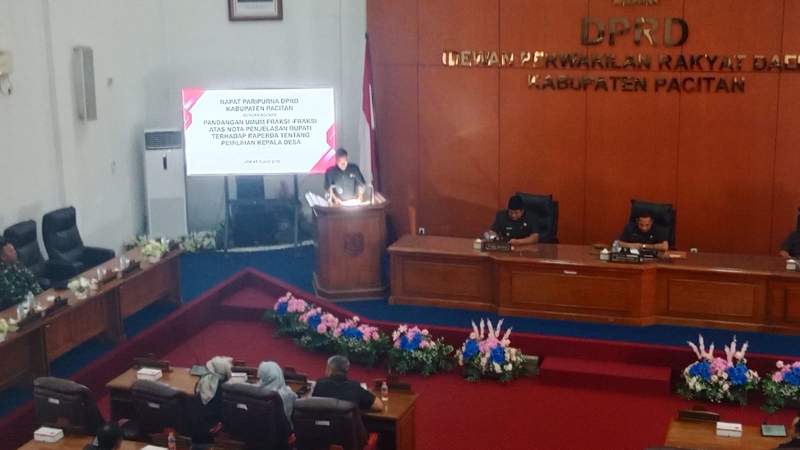 Anggota Fraksi PKB DPRD Pacitan Dodik Prahcoyo memberikan keterangan terkait pelaksanaan Raperda Pilkades.