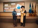 Potret Dr. Wiwik Handayani S.T., M.Si. saat Ujian Disertasi Terbuka dan meraih gelar Doktor Pendidikan Vokasi di Universitas Negeri Surabaya.