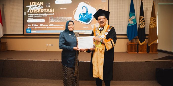 Potret Dr. Wiwik Handayani S.T., M.Si. saat Ujian Disertasi Terbuka dan meraih gelar Doktor Pendidikan Vokasi di Universitas Negeri Surabaya.