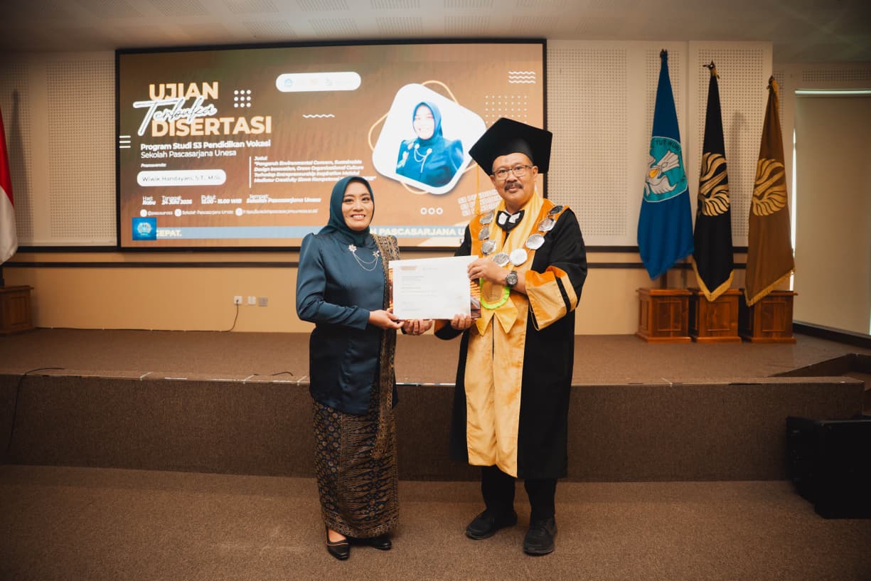 Potret Dr. Wiwik Handayani S.T., M.Si. saat Ujian Disertasi Terbuka dan meraih gelar Doktor Pendidikan Vokasi di Universitas Negeri Surabaya.
