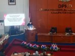 Willy Rizki Cahya Pambudi anggota Fraksi Demokrat DPRD Pacitan saat memberikan keterangan tentang Raperda Pilkades.