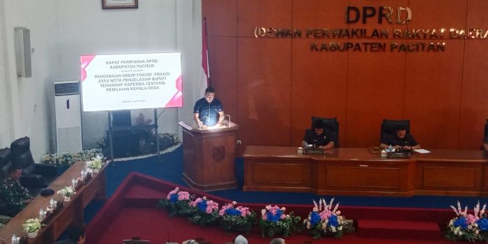 Willy Rizki Cahya Pambudi anggota Fraksi Demokrat DPRD Pacitan saat memberikan keterangan tentang Raperda Pilkades.