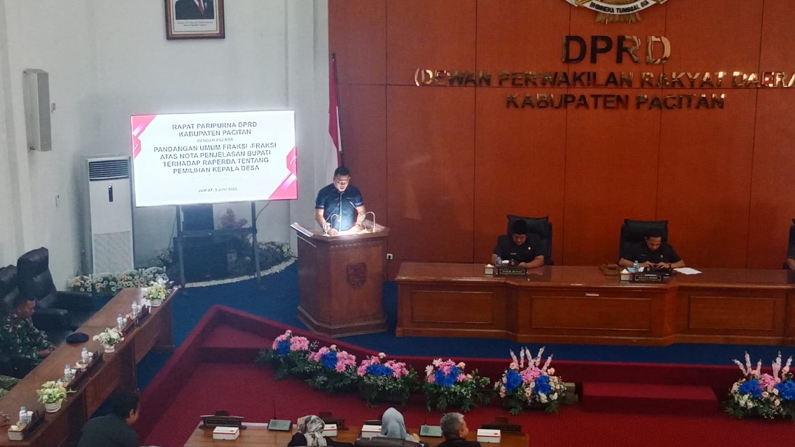 Willy Rizki Cahya Pambudi anggota Fraksi Demokrat DPRD Pacitan saat memberikan keterangan tentang Raperda Pilkades.