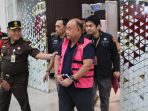 Tiga tersangka kasus korupsi Badan Gizi Nasional mengenakan rompi tahanan saat diamankan oleh penyidik Kejaksaan Agung.
