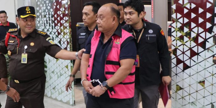 Tiga tersangka kasus korupsi Badan Gizi Nasional mengenakan rompi tahanan saat diamankan oleh penyidik Kejaksaan Agung.