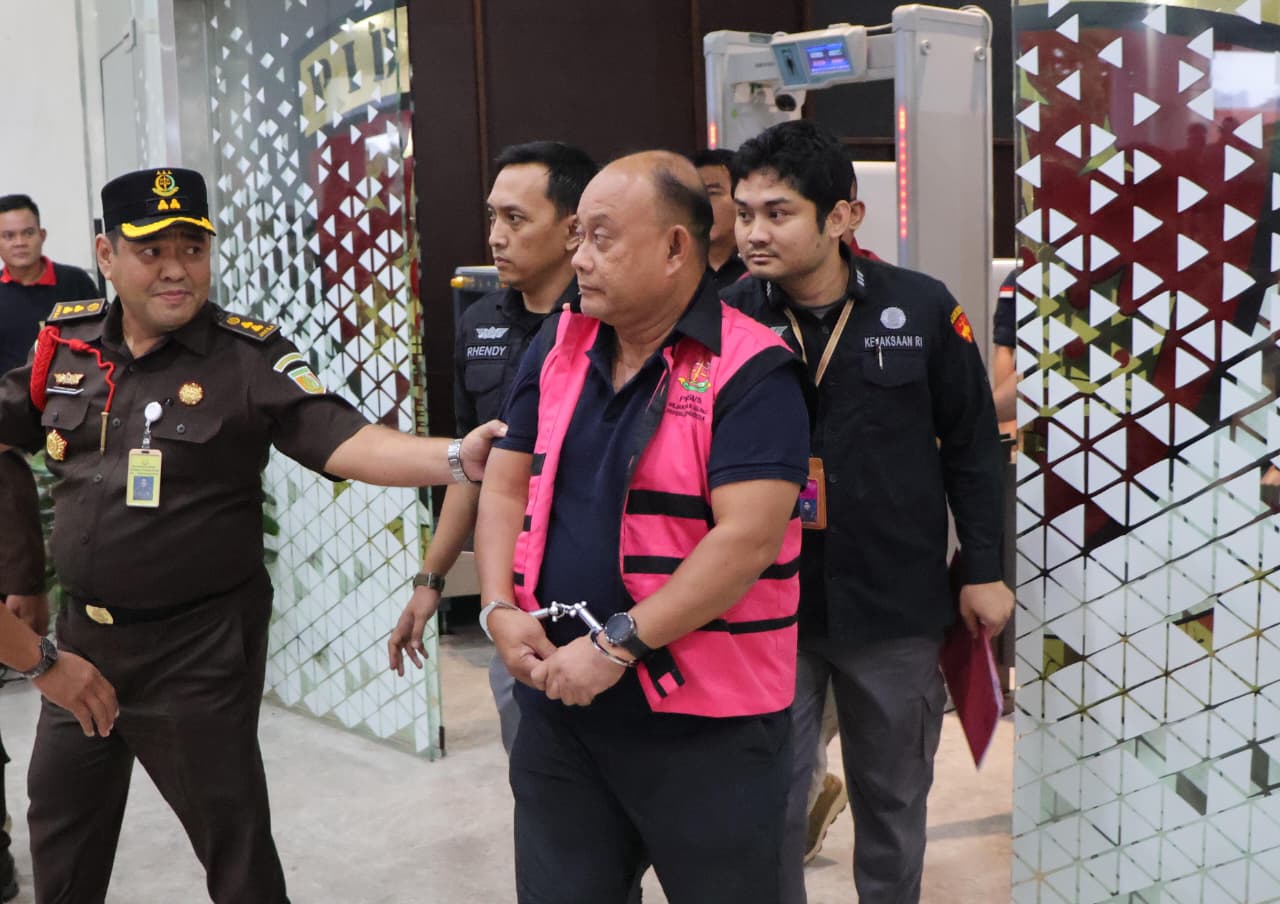 Tiga tersangka kasus korupsi Badan Gizi Nasional mengenakan rompi tahanan saat diamankan oleh penyidik Kejaksaan Agung.