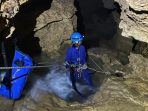 Eksplorasi Gua Vertikal Luweng Ombo Dok Jambe Pacitan Penelusur gua menuruni lorong vertikal Luweng Ombo Dok Jambe di Pacitan yang menyimpan aliran sungai bawah tanah.