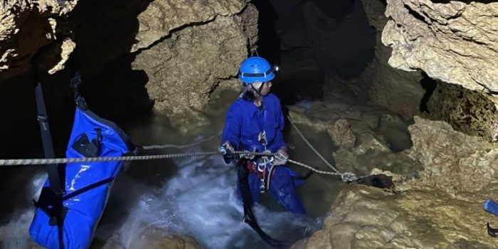 Penelusur gua menuruni lorong vertikal Luweng Ombo Dok Jambe di Pacitan yang menyimpan aliran sungai bawah tanah.