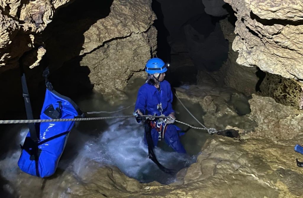 Penelusur gua menuruni lorong vertikal Luweng Ombo Dok Jambe di Pacitan yang menyimpan aliran sungai bawah tanah.