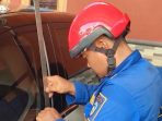 Evakuasi Kunci Mobil Wuling Air EV oleh Damkar Pacitan Petugas Damkar Pacitan mengevakuasi kunci mobil Wuling Air EV yang tertinggal di dalam kendaraan menggunakan alat taktis.