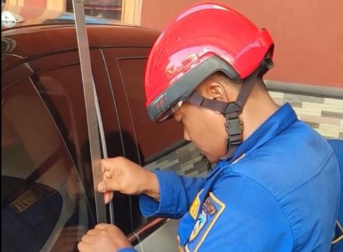 Evakuasi Kunci Mobil Wuling Air EV oleh Damkar Pacitan Petugas Damkar Pacitan mengevakuasi kunci mobil Wuling Air EV yang tertinggal di dalam kendaraan menggunakan alat taktis.