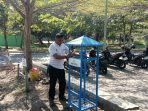 Petugas memasang keranjang khusus sampah botol di kawasan Alun-Alun Pacitan untuk edukasi pilah sampah masyarakat.