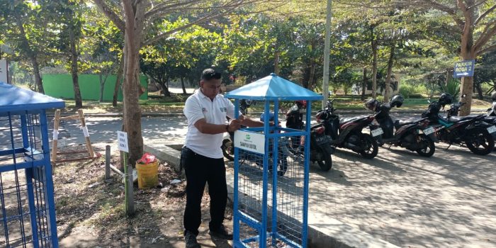 Petugas memasang keranjang khusus sampah botol di kawasan Alun-Alun Pacitan untuk edukasi pilah sampah masyarakat.