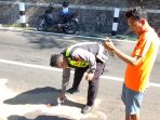 Kasat Lantas Polres Pacitan memimpin olah TKP laka lantas dua sepeda motor di Jalan Alternatif Sedeng Pacitan.