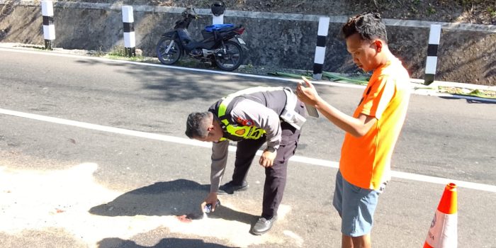 Kasat Lantas Polres Pacitan memimpin olah TKP laka lantas dua sepeda motor di Jalan Alternatif Sedeng Pacitan.