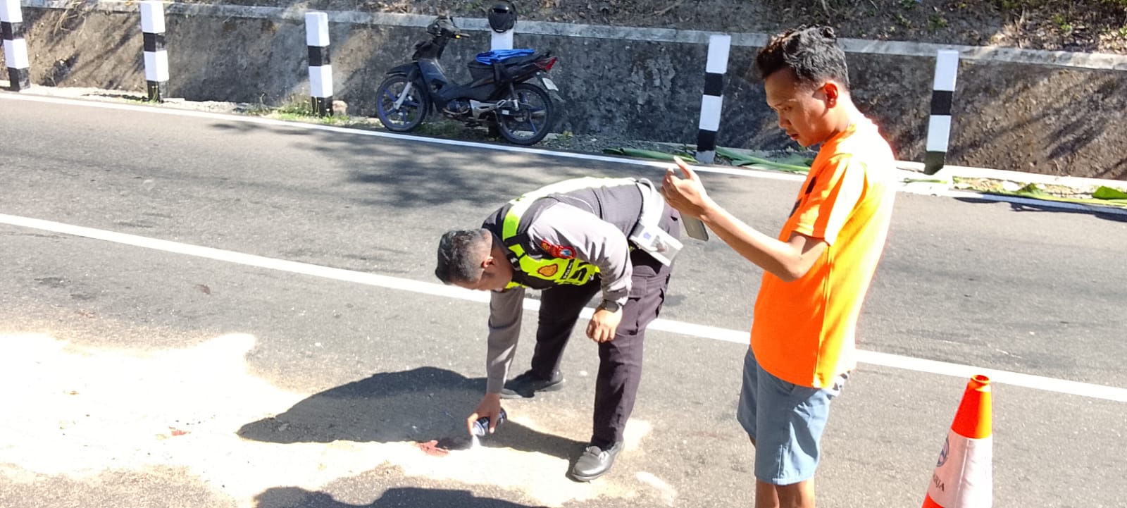 Hasil-Olah-TKP-Polisi-Kecelakaan-Sedeng-Pacitan Kasat Lantas Polres Pacitan memimpin olah TKP laka lantas dua sepeda motor di Jalan Alternatif Sedeng Pacitan.