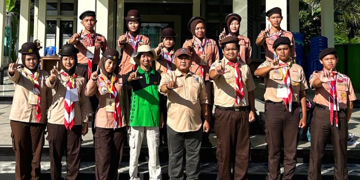 Anggota Saka Wanabakti mengikuti Giriwana Rally di Pantai Soge Pacitan
