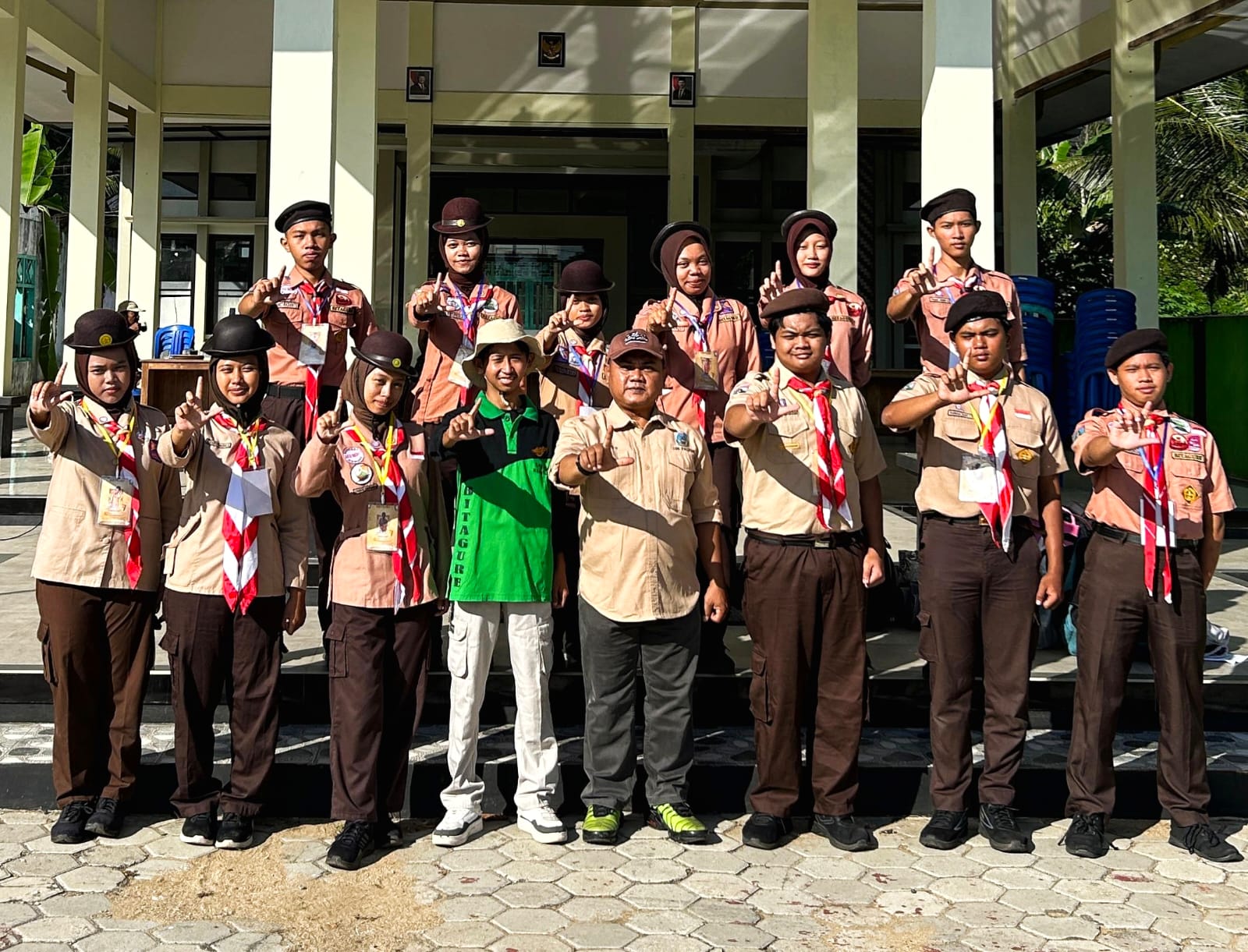 Anggota Saka Wanabakti mengikuti Giriwana Rally di Pantai Soge Pacitan