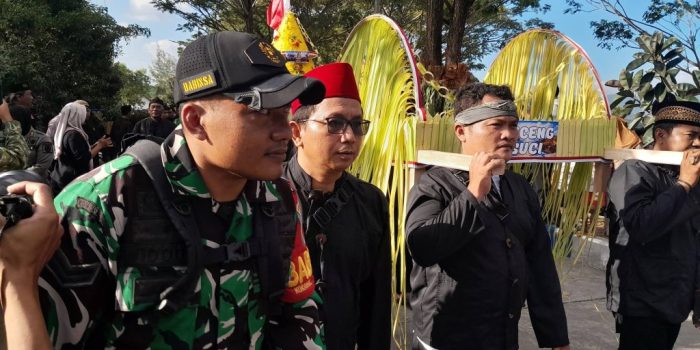 Rangkaian tradisi budaya pada Festival Nelayan Pacitan 2026 di Pelabuhan Tamperan.