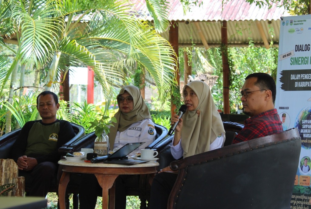 Kepala Dinas Lingkungan Hidup Kabupaten Pacitan, Cicik Roudlotul Jannah, saat menjadi narasumber utama dalam Dialog Interaktif