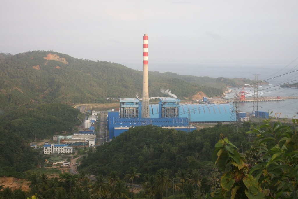 Fasilitas pembangkit dan dermaga pengangkut batu bara di PLTU Pacitan. Title: Kondisi Stok Batu Bara PLTU Pacitan Aman