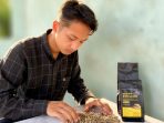 Abdullah Fathoni menunjukkan kemasan eksklusif Kopi Pinang Mujuro hasil inovasinya di Tulakan, Pacitan.