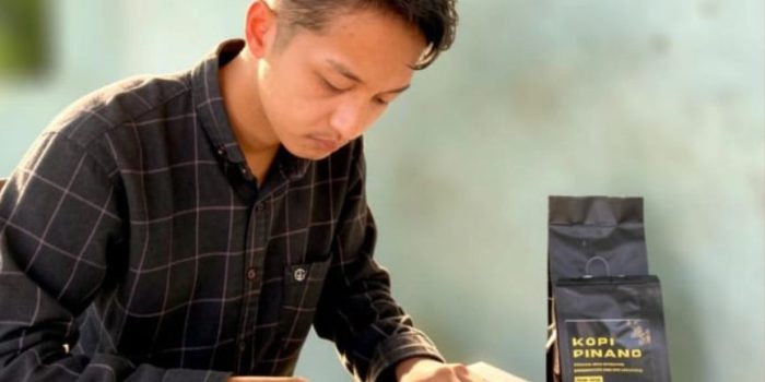 Abdullah Fathoni menunjukkan kemasan eksklusif Kopi Pinang Mujuro hasil inovasinya di Tulakan, Pacitan.
