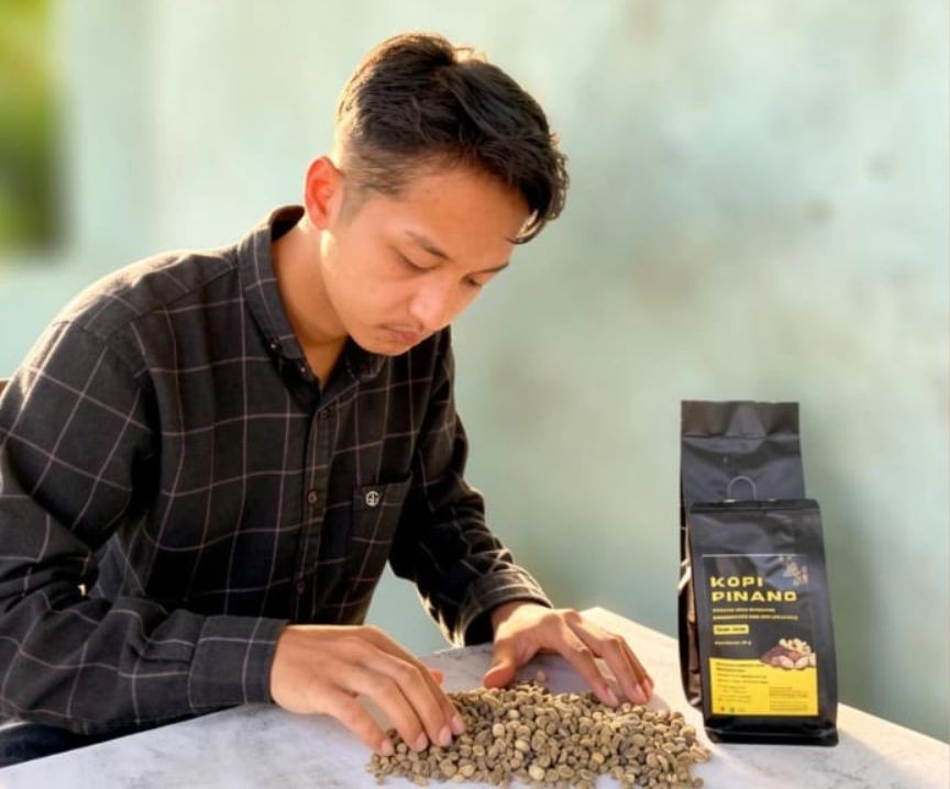 Abdullah Fathoni menunjukkan kemasan eksklusif Kopi Pinang Mujuro hasil inovasinya di Tulakan, Pacitan.