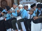 Momen Haru Kepulangan Jamaah Haji Pacitan 2026 Suasana haru pertemuan keluarga dengan jamaah haji Kabupaten Pacitan di Pendopo Kabupaten.