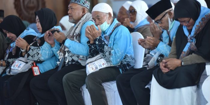 Suasana haru pertemuan keluarga dengan jamaah haji Kabupaten Pacitan di Pendopo Kabupaten.