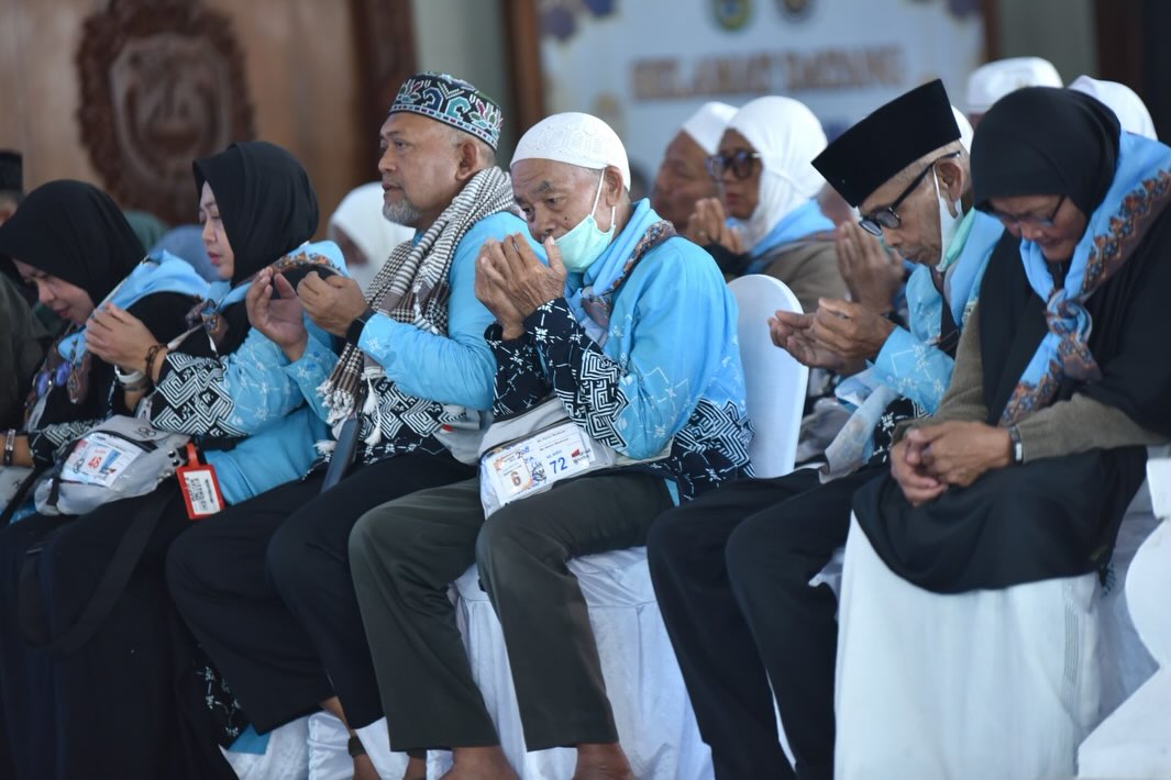 Momen Haru Kepulangan Jamaah Haji Pacitan 2026 Suasana haru pertemuan keluarga dengan jamaah haji Kabupaten Pacitan di Pendopo Kabupaten.