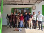Operasi Rokok Ilegal di Kecamatan Bandar Pacitan Petugas Satpol PP dan tim gabungan memeriksa etalase pedagang di Kecamatan Bandar Pacitan saat operasi rokok ilegal.