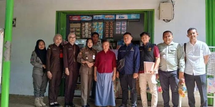 Petugas Satpol PP dan tim gabungan memeriksa etalase pedagang di Kecamatan Bandar Pacitan saat operasi rokok ilegal.