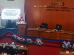 Anggota DPRD Pacitan Bambang Suseno menyampaikan pandangan umum fraksi terkait Raperda Pilkades di gedung dewan.