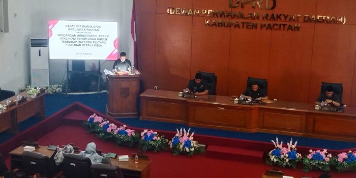 Anggota DPRD Pacitan Bambang Suseno menyampaikan pandangan umum fraksi terkait Raperda Pilkades di gedung dewan.