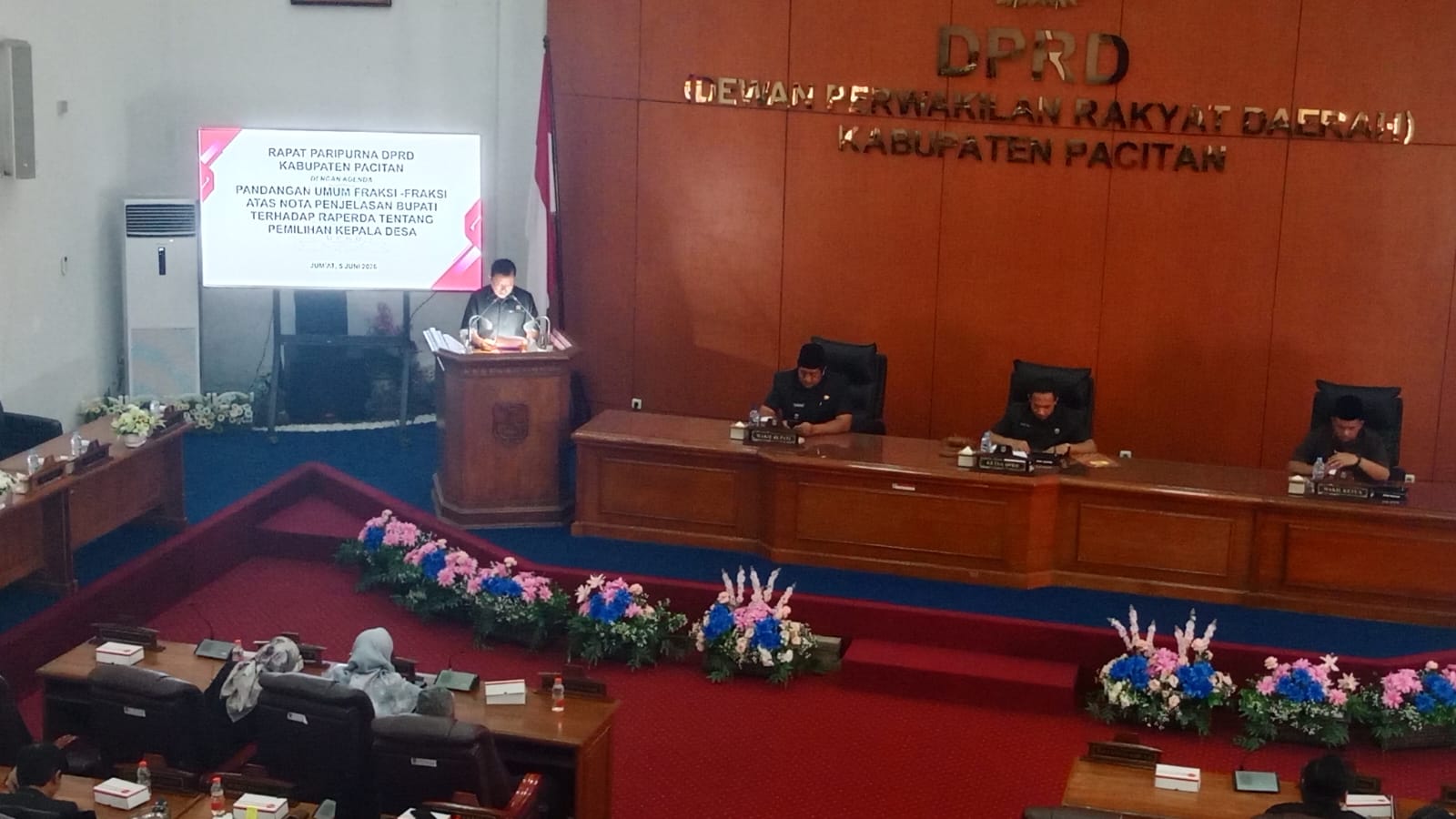 Anggota DPRD Pacitan Bambang Suseno menyampaikan pandangan umum fraksi terkait Raperda Pilkades di gedung dewan.