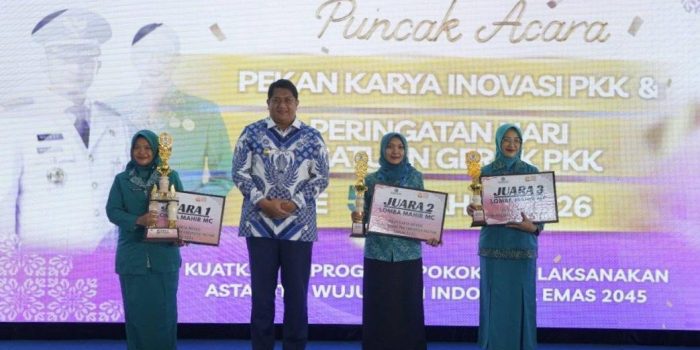 Wakil Bupati Pacitan Gagarin bersama para pemenang lomba dari Kecamatan Ngadirojo di Pekan Karya Inovasi PKK 2026.