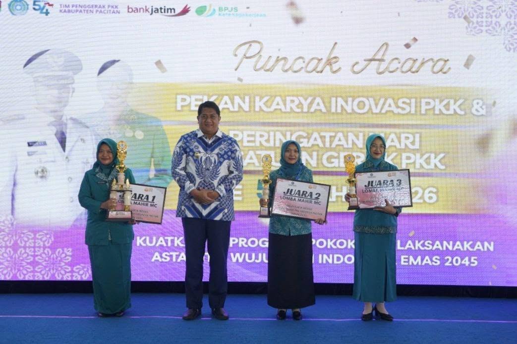Pekan Karya Inovasi PKK Kabupaten Pacitan 2026 Wakil Bupati Pacitan Gagarin bersama para pemenang lomba dari Kecamatan Ngadirojo di Pekan Karya Inovasi PKK 2026.