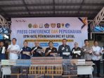 Petugas Bea Cukai Madiun mengamankan jutaan batang rokok ilegal dan minuman keras.
