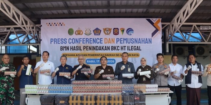 Petugas Bea Cukai Madiun mengamankan jutaan batang rokok ilegal dan minuman keras.